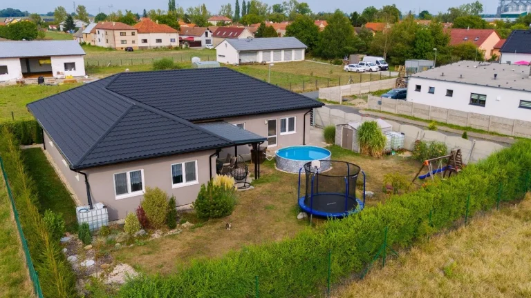 Vícegenerační rodinný bungalov 4kk + 2kk Pečky