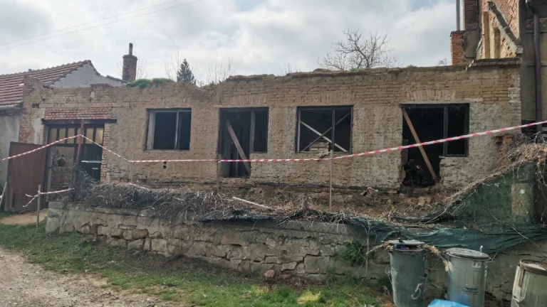 Pozemek 925m s nedokončenou demolicí RD