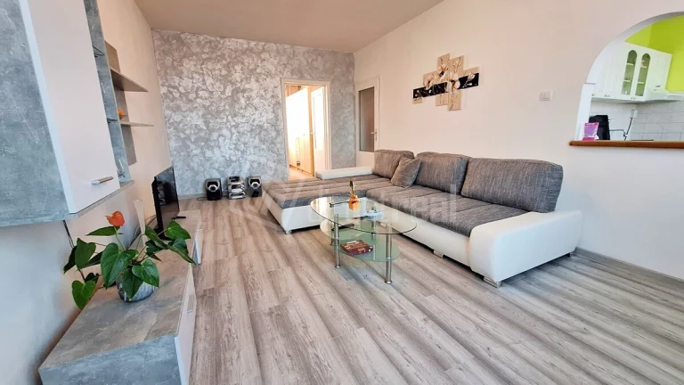 EXKLUZÍVNE Ponúkam na predaj prerobený 3 izbový byt, …