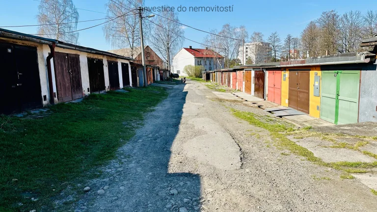 Prostorná garáž 21 m² s elektřinou – ideální pro auto, dílnu