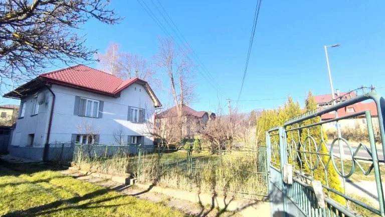 RODINNÝ DOM SO SAUNOU GARÁŽOU VONKAJŠÍM A VNÚTORNÝM KRBOM,DO