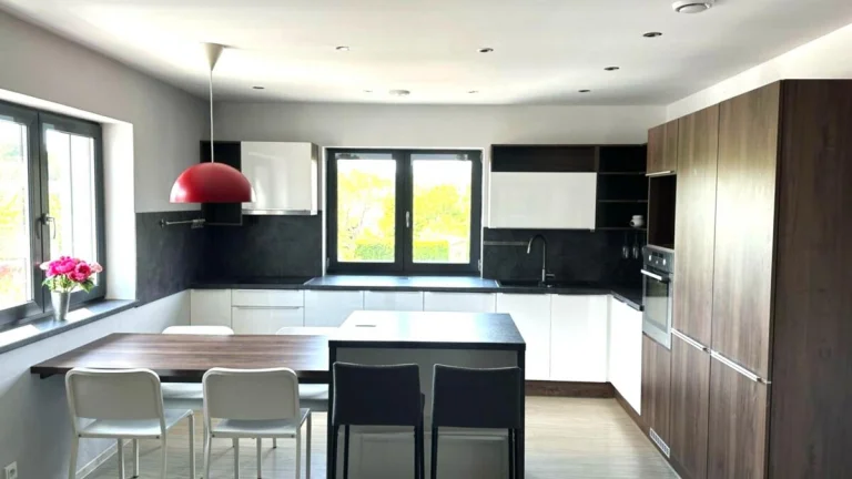 Spolubydlení v bytě pro 3 studentky VŠ, 4+kk, 90 m2, Věry J