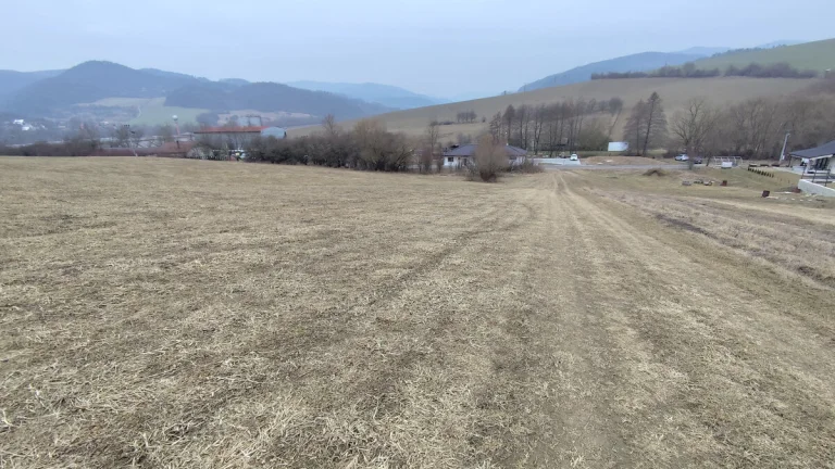 Stavebný pozemok s cestou v lone prírody Dohňany, 823 m2