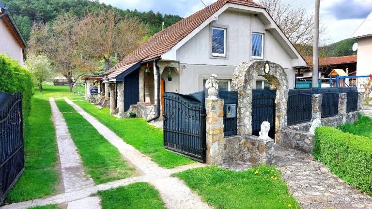 Rodinný dom s pozemkom (1435 m²) na predaj - Slov. Pravno