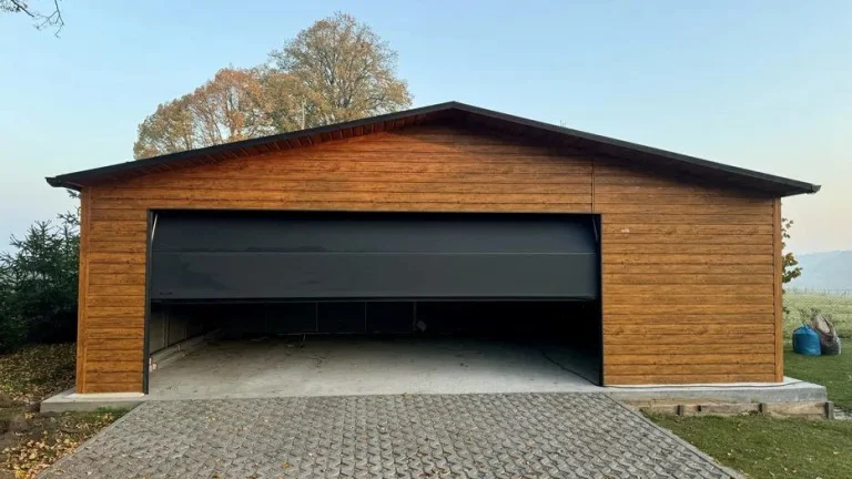 Moderní plechová garáž 8x6 s sekčními vraty