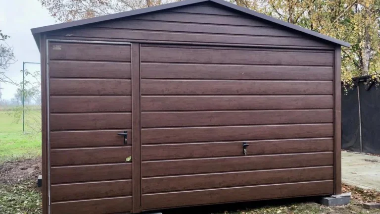 Moderní plechová tmavě hnědá garáž 4x6