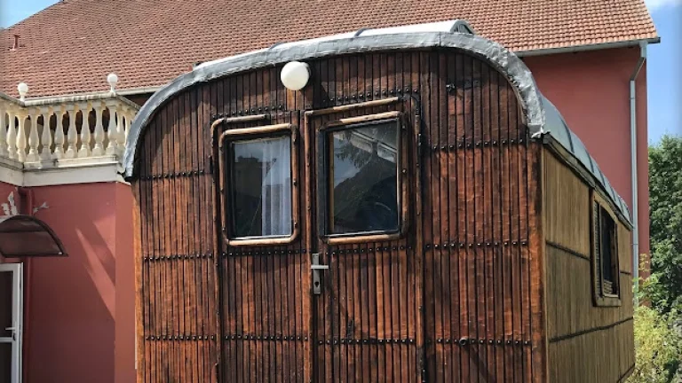 Historicky dobová autentická cirkusová maringotka-originál.