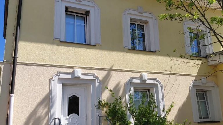 Pronnajmu dům o 3 bytech Firemním pracovníkům.