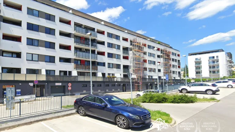 Parkovacie miesto pred novostavbou na Komenského-Banská Byst
