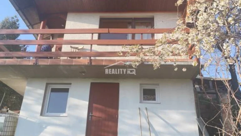 Na predaj dvojpodlažná záhradná chatka v Beckove