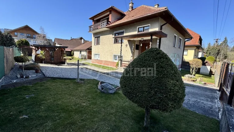 Rodinný dom s udržiavanou záhradou a garážou v super…