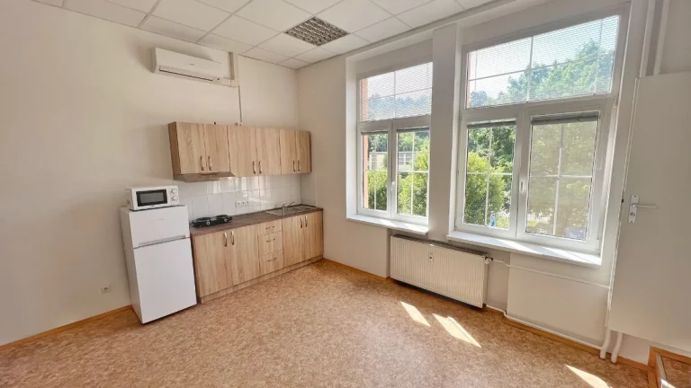 Pronájem bytu 2+kk se sdílenou koupenou a WC bez provize RK