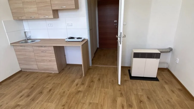 Pronájem kompletně zrekonstruované garsoniery, 21 m2, Kladno