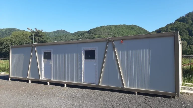 Obytný/kancelářský kontejner o rozměru 4 x 12 m