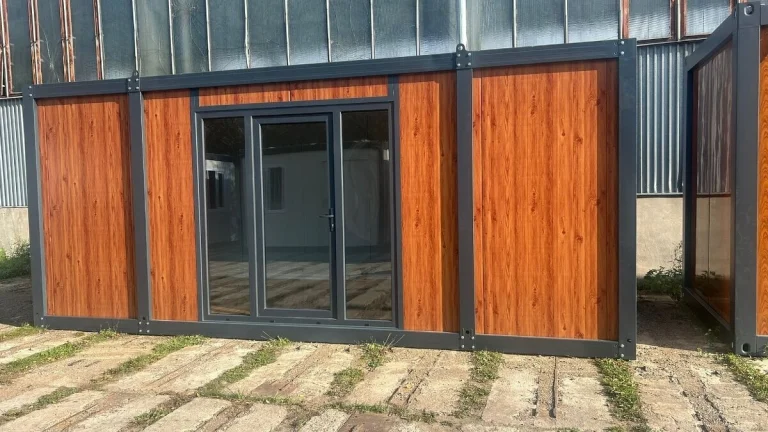 Obytný kontejner PMP-Y o rozměru 3x6m s francouz. dveřmi -