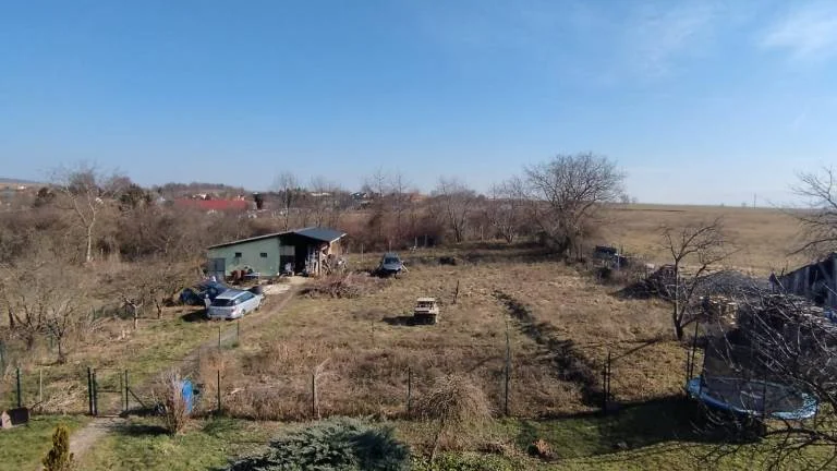 Nitrianska Blatnica - krásny pozemok mimo hl. cesty TO - PN
