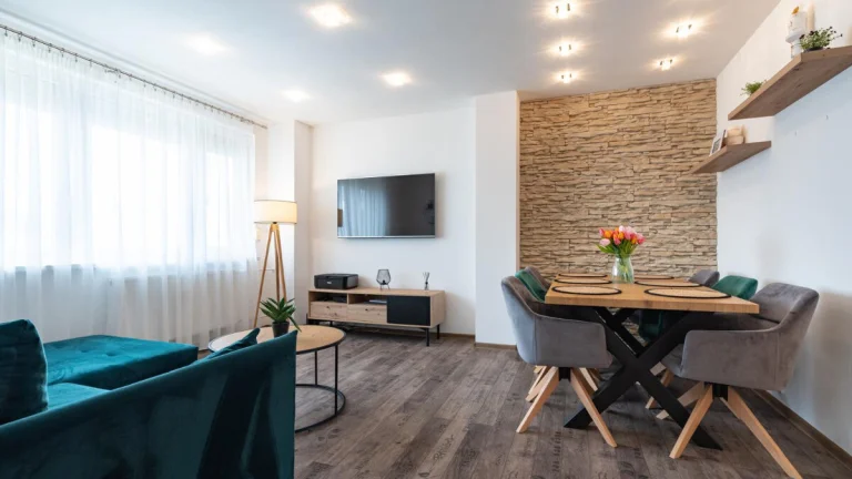 PRENÁJOM - MODERNE ZARIADENÝ 3 IZB BYT s LOGGIOU, ČORDÁKOVA,