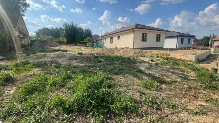 Hruboňovo - Stavebný pozemok 450m2 + kanalizácia