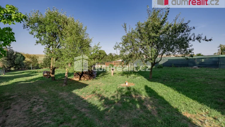 Prodej stavebního pozemku 1.810 m2 - Vroutek