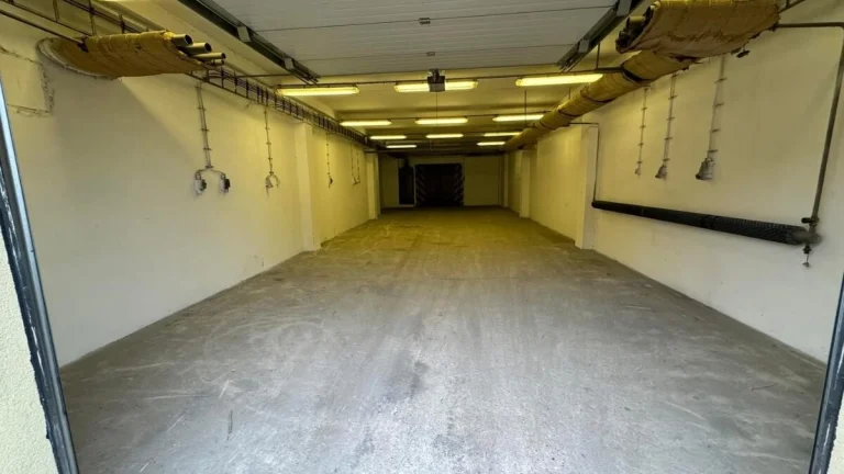 Pronajem SKLADU/GARÁŽE/120m2/Klidný a hlídaný areál