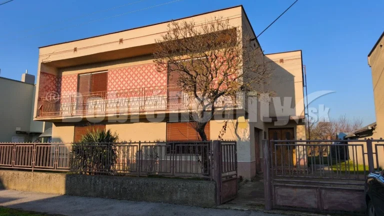 Priestranný ,slnečný rodinný dom v pôvodnom stave , vhodný n