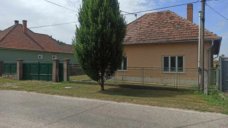 Stary rodinný dom , pozemok Bešeňov