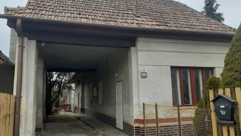 Rod.dom 2x , s pozemkom 10á v obci Skačany/ okres PE