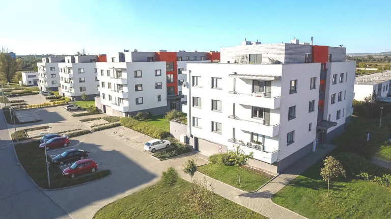 PRODÁM KRYTÉ GARÁŽOVÉ STÁNÍ - SLAVKOV u BRNA