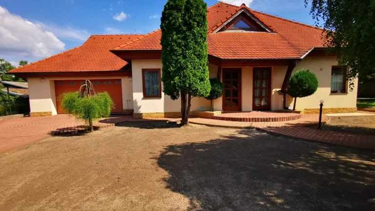 NA PREDAJ velký posch. 5 izb. RD na 18 ár.pozemku, pri NZ.