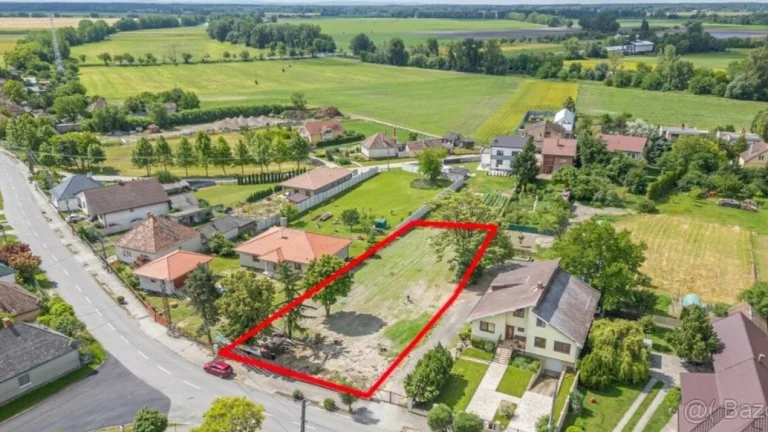 Stavebný pozemok v celku 1665 m2.