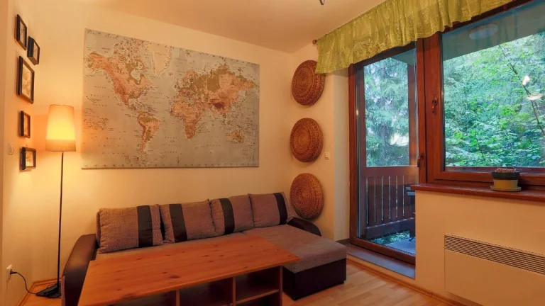 Priestranný pokojný apartmán s 3 miestnosťami