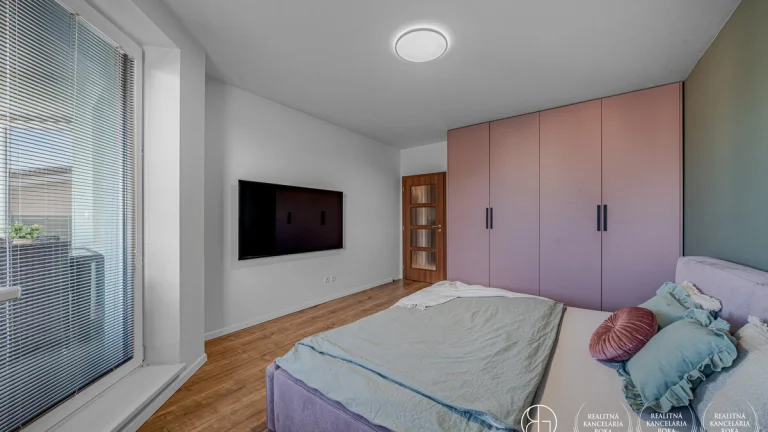 BOSEN | 2 izbový slnečný byt s balkónom a garáž. miestom v R