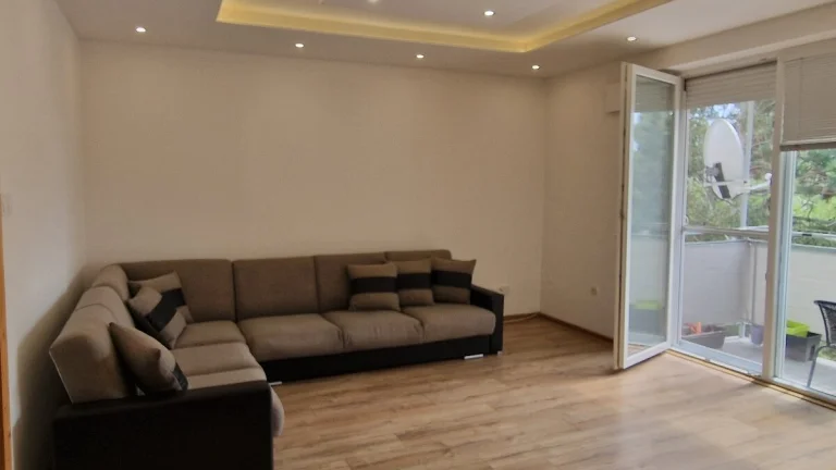 Prenájom trojizbového bytu s garážou pri centre KN