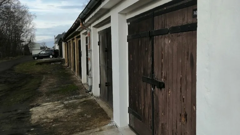 Garáž, Lom-Loučná
