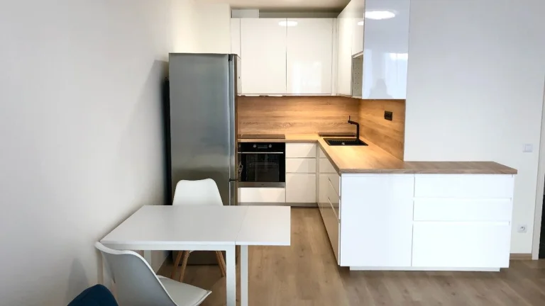 Pronájem bytu 2+kk s lodžií, garážovým stáním a sklepem – Hr