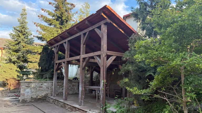 Dřevěná pergola se střechou z tašek