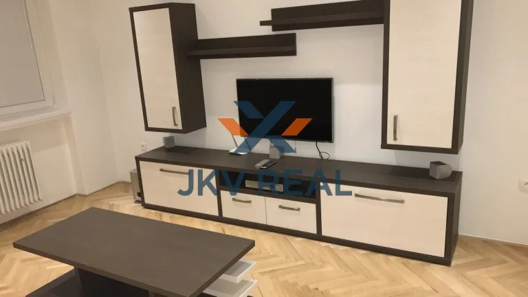 NA PREDAJ Priestranný 3-izbový byt so ZÁHRADOU, GARÁŽOU a VL