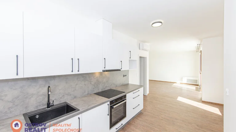 Pronájem moderního bytu 2+kk s lodžií – 84 m², Langrova, Šum