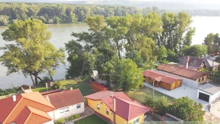 Kompletne zariadená chatka na brehu Dunaja v podunajskej o
