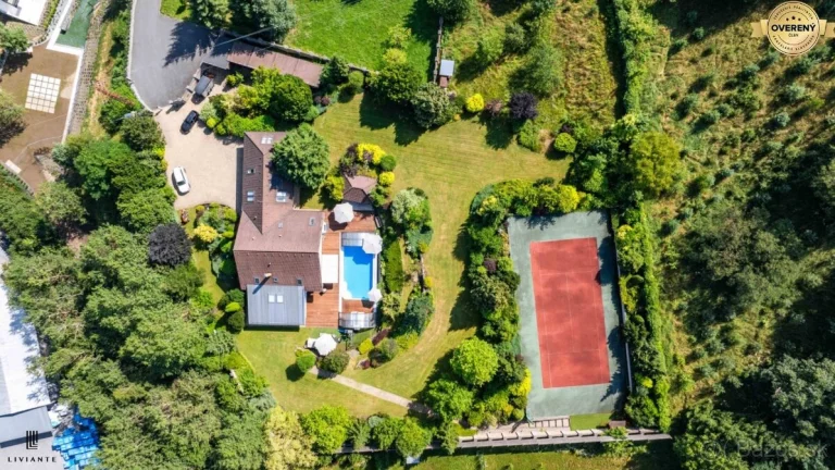 Luxusná vila s bazénom, tenisovým kurtom a wellness