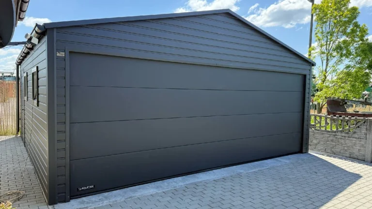 Moderní plechová garáž 6x6 se sekčními vraty