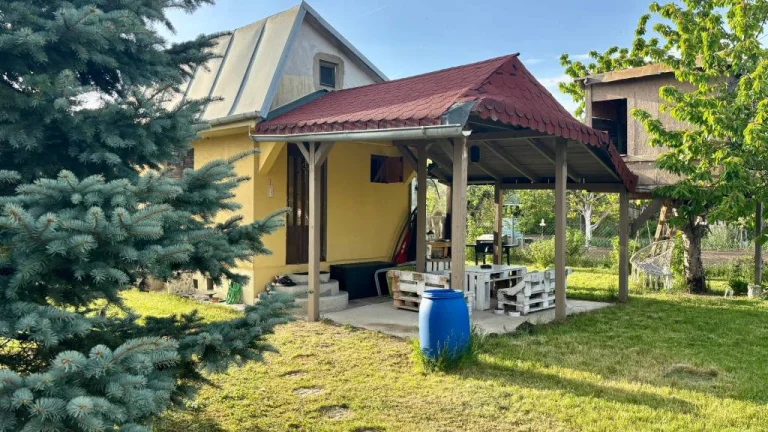 PREDAJ - Slnečná záhrada s chatkou v ZO Sĺňava, Piešťany (Dr