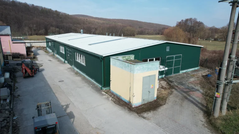 Ponúkame na prenájom výrobnú halu o rozlohe 941 m2, nachádza