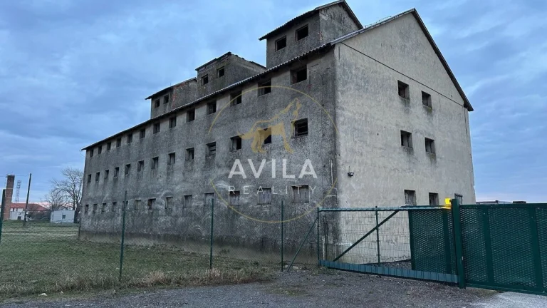 NA PREDAJ: Priemyselný areál 15000m2 so 4 budovami - Sereď