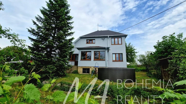 Prodej rodinného domu s velikou zahradou 2.302 m2. Mělník -