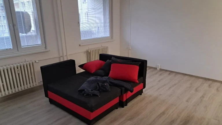 Pronájem bytu 1+kk • 44 m², Ostromečská 436/7, Praha 3