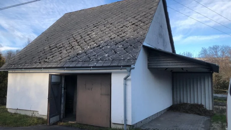Prodej pozemku s garáží