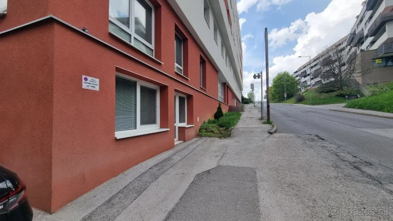 PREDAJ - nebytový priestor s výkladom a vstupom z ulice – Ba