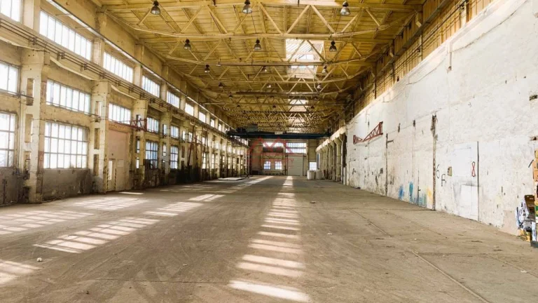 NA PRENÁJOM SKLADOVÁ A VÝROBNA HALA 1500 m2, v katastri KOŠÍ