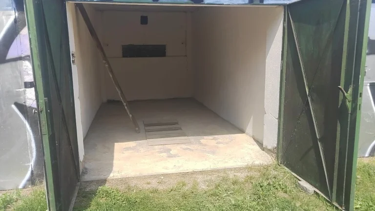 Garáž u Židovského hřbitova (18m2)